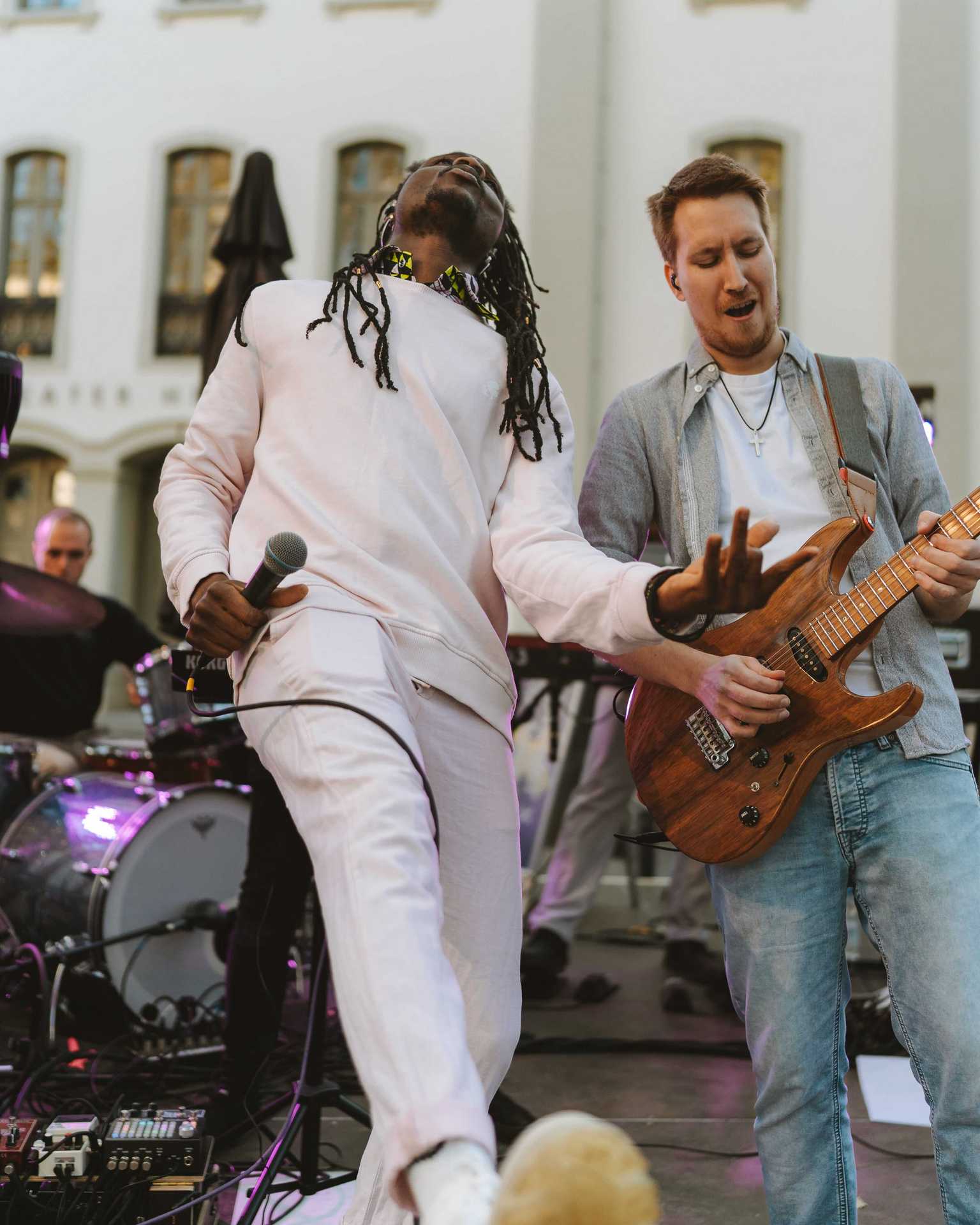 Fofana Jo imitating his guitar player while performing in Heidelberg