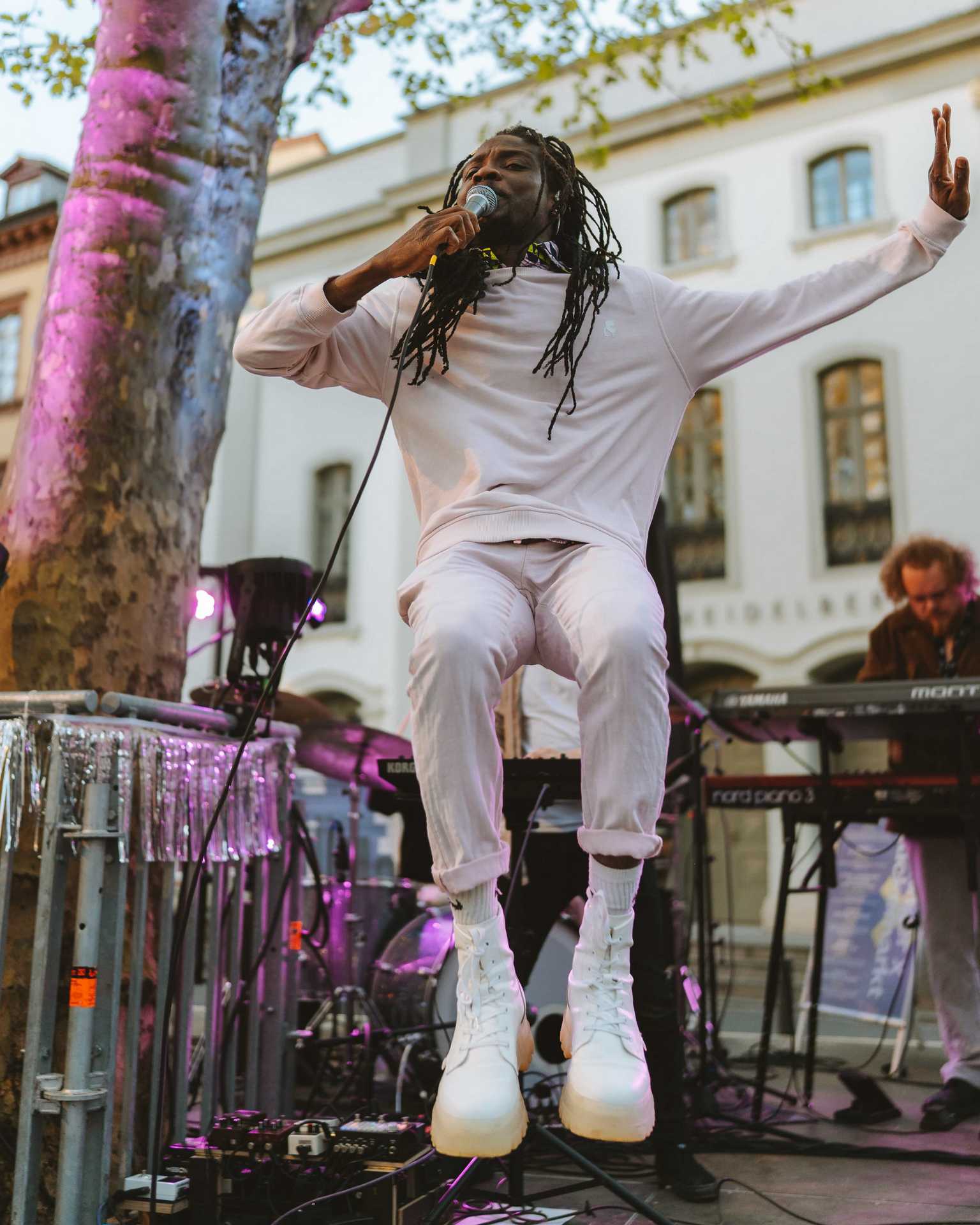 Fofana Jo singing and jumping on stage 