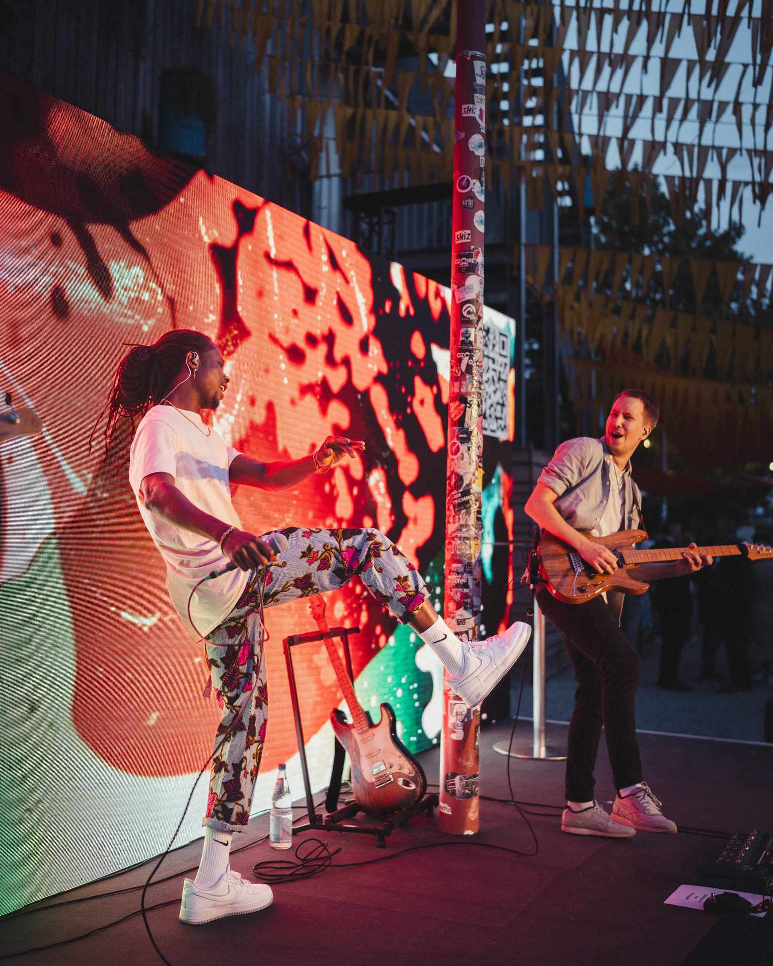 Fofana Jo vibing with his guitar player Leon Büttner on stage in front of a LED Wall